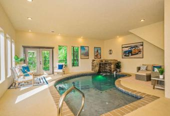 Amazing Views Lux 2 Bed Sleeps 8 Indoor Pool allows 18 year olds to book a room