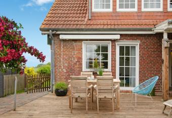 Huus ant Diek allows 18 year olds to book a room