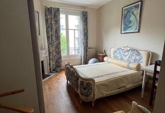 HYPER CENTRE, logement climatis   avec PARKING SECURISE allows 18 year olds to book a room