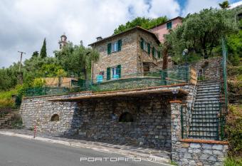 Chalet Debora by PortofinoVip allows 18 year olds to book a room