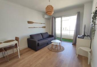 Appartement    50 m de la mer ! has Balcony rooms