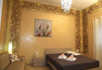 Relax House has rooms with a private hot tub