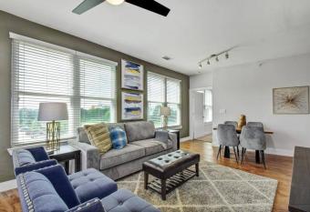 2br Airy Getaway Near Downtown Pool Gym has Balcony rooms