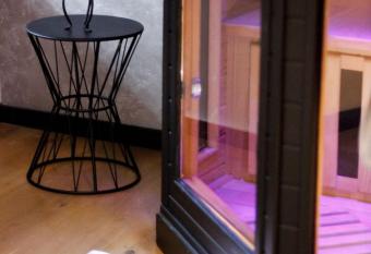 OPALENSIA has rooms with a private hot tub