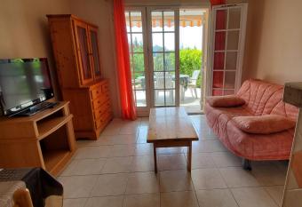 Apartment of 23 m bright and with garden allows 18 year olds to book a room