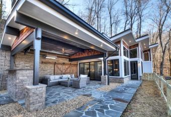 Luxe Escape - Modern Getaway Cabin with Mtn Views has Balcony rooms