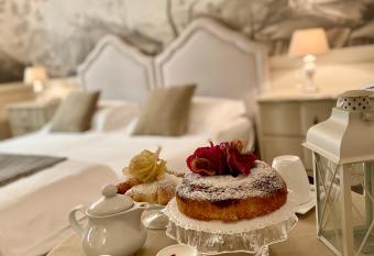 La Corte Di Ambra allows 18 year olds to book a room