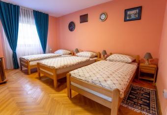 Apartman Ema has rooms with a private hot tub