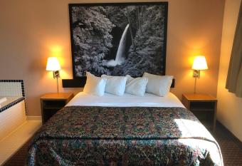 Super 8 by Wyndham Pendleton has rooms with a private hot tub