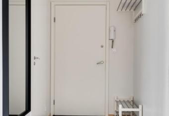 Upea remontoitu kolmio keskustassa allows 18 year olds to book a room