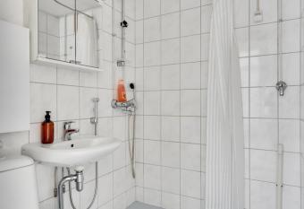 Tilava ja hyvin varusteltu koti Tampereen sydamessa allows 18 year olds to book a room