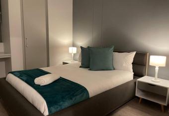 Lovely and Cosy 2 bedrooms Space in Rosebank has rooms with a private hot tub