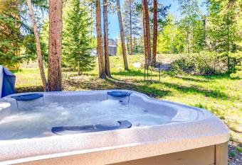 Paradise Peaks - 3 Bed Bath - Hot Tub - Shuttle has rooms with a private hot tub