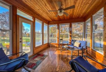 Charming Lake Geneva, Wisconsin 3br/2bath Home - Shagbark Waters allows 18 year olds to book a room