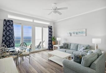 Perfect Ocean View Condo- LTW 2011 has rooms with a private hot tub