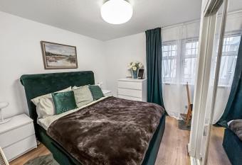 Comfortable 2 Bedroom Flat In The City Centre has rooms with a private hot tub