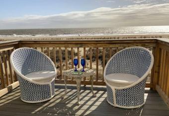My Ocean Villa. A Tybee Island Gem. Stay right on the beach! Oceanfront! DOGS/6P/Cars2 has Balcony rooms