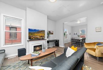 Modern 5 bdrm Home/Downtown KC/Near Plaza/UMKC allows 18 year olds to book a room