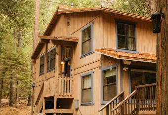The Yosemite Cabin - Modern Sugar Pine Cabin (15 MINUTES FROM YOSEMITE) has Balcony rooms