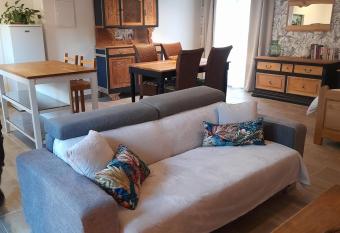 L atelier des r  ves has rooms with a private hot tub