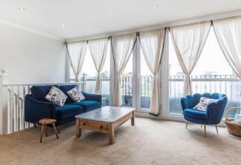Minnis Bay Retreat - Charming two bedroom property allows 18 year olds to book a room