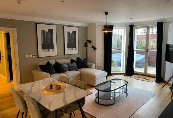 Stunning apartment by The Leas, West End has Balcony rooms