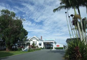Colonial Court Motor Inn has Balcony rooms