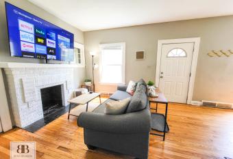 KingBed15 Mins to DTWN, 3 miles to CLE Clinic & CWRU allows 18 year olds to book a room