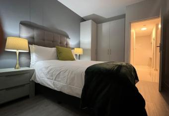 Beautiful 2 bedroom apartment in Rosebank CBD has rooms with a private hot tub