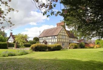 Spenford House 1640 listed house Idilic Location pub walking distance has rooms with a private hot tub