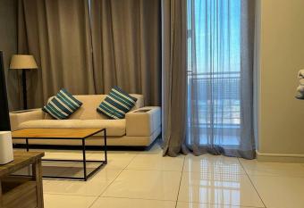 Cosy & lovely stylish apartment in Rosebank has rooms with a private hot tub