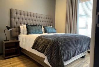 Lovely 2bedroom apartment in de heart of rosebank has rooms with a private hot tub