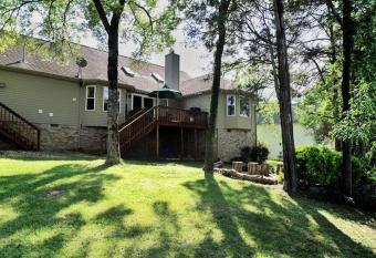 4 Bedroom Sleeps 10 with Huge Outdoor Space allows 18 year olds to book a room