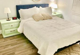 Private room with private Full Bath allows 18 year olds to book a room