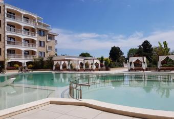 Luxury 4-room apartment in apartment hotel  allows 18 year olds to book a room