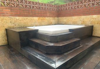 Villa Alejandra has rooms with a private hot tub