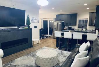 Luxury Bliss, Close to Major Attractions w/Game Room & Gas Grill allows 18 year olds to book a room