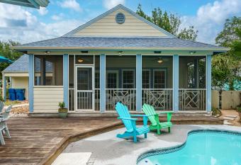 Magnolia Cottage has Balcony rooms