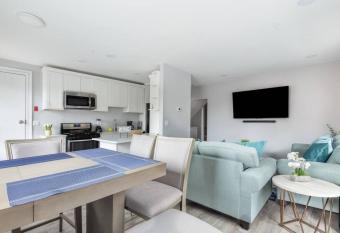 Sleek 1 Bedroom Apartment Plus Balcony 30 Mins To Nyc has Balcony rooms