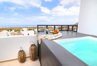 WHITE BREEZE VILLAS has Balcony rooms