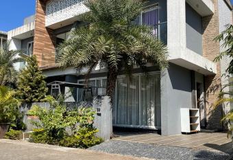 LA10 Villa has rooms with a private hot tub