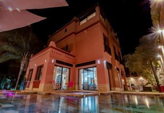 Charmante Villa Azao, jusqu    6 chambres, avec piscine et Jacuzzi priv  s, en r  sidence ferm  e has rooms with a private hot tub