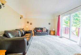 Cozy 4 Bedroom house in Keremeos allows 18 year olds to book a room