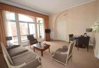 Fletcher Hotel Paleis Stadhouderlijk Hof allows 18 year olds to book a room