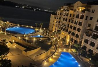 Samarah Dead Sea Resort has rooms with a private hot tub
