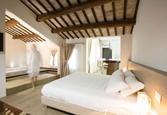 Borgoleoni 18 - Room and Breakfast has rooms with a private hot tub