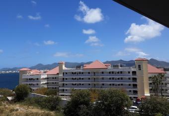lovely 2 bedroon unit close to mullet bay beach cope coy has Balcony rooms