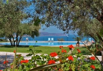 Artemis Apartments has Balcony rooms