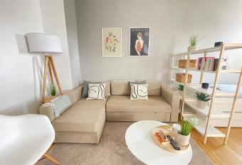 65qm - city - popular street - Limmerstrasse - MalliBase Apartments allows 18 year olds to book a room