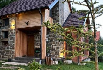 Villa Quza has rooms with a private hot tub